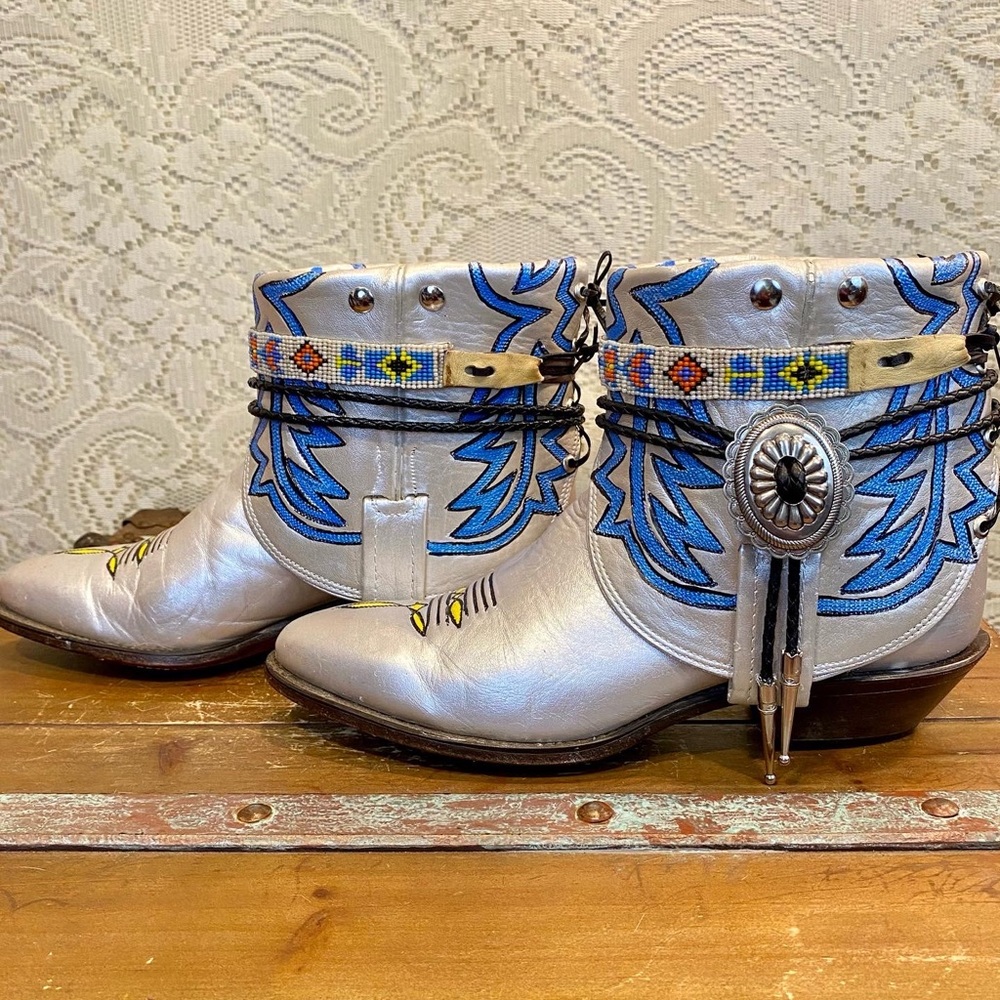 Handcrafted and Hand Painted White Cowgirl ankle Booties woman’s size 8 M - Picture 6 of 9